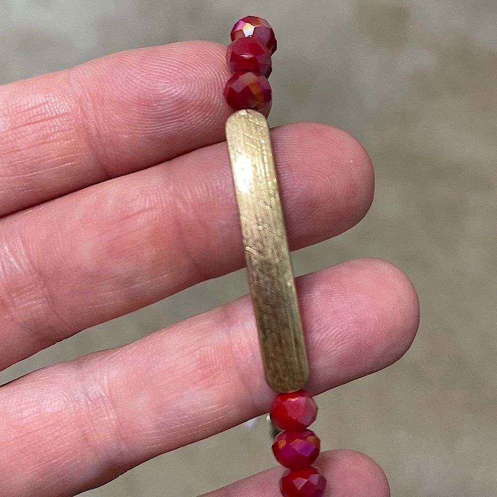 🌴Red Beaded Boho Bracelet with Gold Bar - Picture 5 of 10